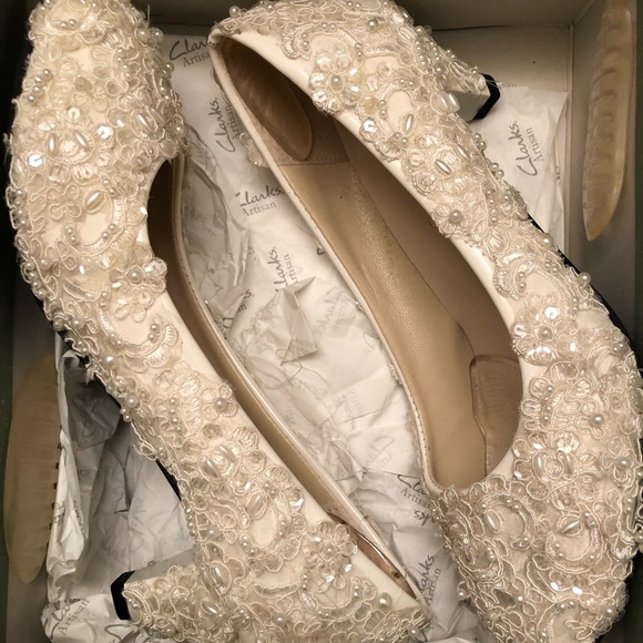 Cream Lace & Pearled Shoes w/ kitten heel. - Picture 2 of 3